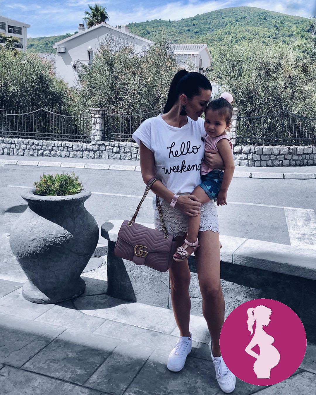 Three of us here on this picture Ko nisem vedela, da smo na tej sliki e trije A imate tu…