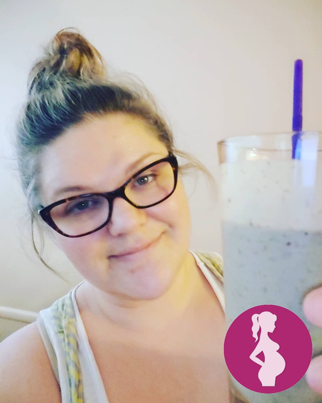 SMOOOOOOTHIE …Almond milk, unsweetened Greek yogurt, frozen berries, handful of spinach, …